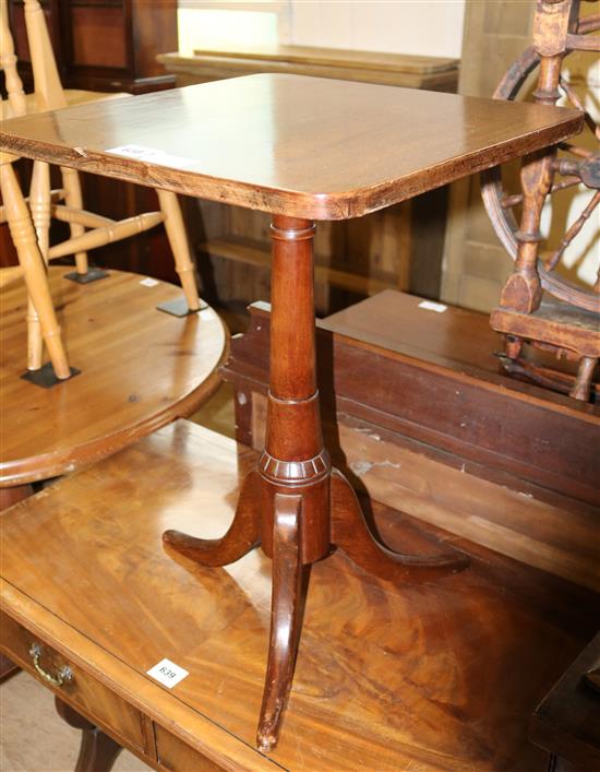 Rectangular topped wine table(-)